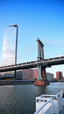 New York, ABD, 3 Ağustos 2025: Manhattan Köprüsü Doğu Nehri üzerinde açık mavi bir günde. Manhattan Köprüsü, New York 'ta açık mavi gökyüzünün altında Doğu Nehri boyunca uzanır..