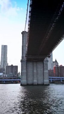New York 'taki Brooklyn Köprüsü' nün altında. Brooklyn Köprüsü 'nün altından, taştan kemerlerini ve doğu nehri üzerindeki devasa yapısını görebilirsiniz..