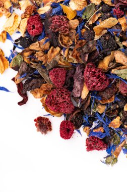 Böğürtlen ve çiçek yapraklarıyla bitki çayı karışımı. Kurumuş ahududu, yaban mersini ve beyaz arka planda çekilmiş mavi çiçek yapraklarıyla karışık yaprak çayı..