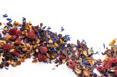 Böğürtlen ve yapraklarla karıştırılmış bitki çayı. Dağınık bitki çayı, kurutulmuş ahududu, amber çiçeği ve beyaz arka planda mavi yapraklarla harmanlanmış..