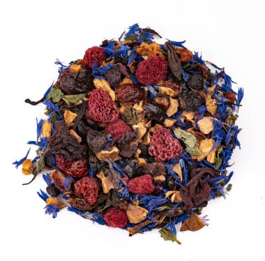 Meyve çayını böğürtlen ve yapraklarla harmanlayın. Kurumuş ahududu, çiçek yaprakları ve beyaz arka planda otlarla karışık meyve çayı..