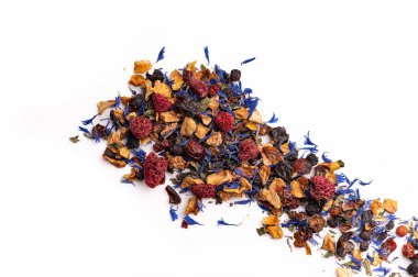 Kurutulmuş ahududu ve yapraklı makroyla bol bitki çayı. Kurumuş ahududu, çiçek yaprakları ve beyaz arka planda meyveli bitki çayı karışımı..