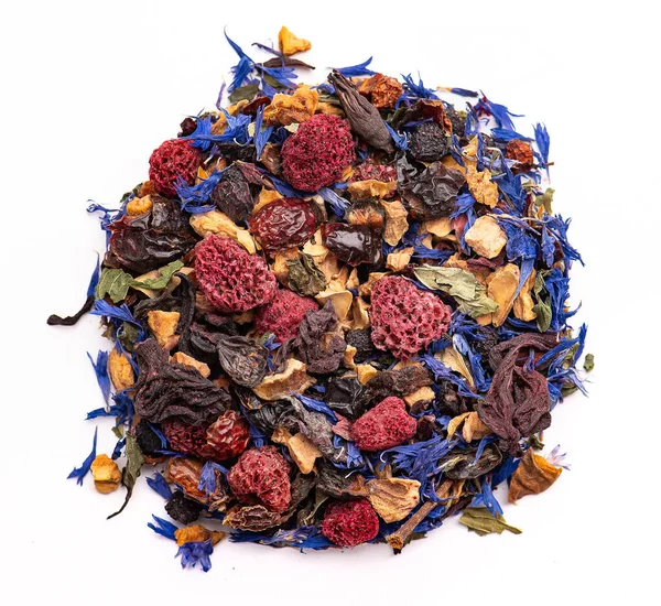 Kırmızı böğürtlen ve mavi yapraklı bitkisel çay. Kırmızı kurumuş böğürtlenli bitkisel yaprak çayı, mavi mısır çiçeği yaprakları ve beyaz arka planda otlar..