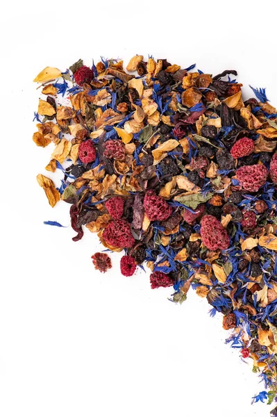 Renkli yapraklı meyve çayı karışımının üst görüntüsü. Canlı yapraklı meyve çayı. Beyaz arka planda böğürtlen, taç yaprağı ve otlarla harmanlanmış..
