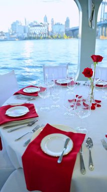 New York manzaralı güzel bir yemek masası. New York manzaralı romantik yemek masası.