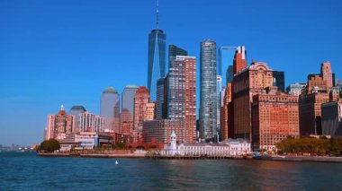 Manhattan 'ın deniz manzarası. Aşağı Manhattan 'ın ikonik gökdelenleri ve rıhtımı ile temiz bir görüntüsü var..