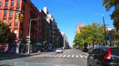 New York, ABD, 9 Ağustos 2025: Manhattan 'da Lower East Side Caddesi. Tarihi konutlar, dükkanlar ve trafik hattı güneşli bir Aşağı Doğu Yakası Bulvarı.