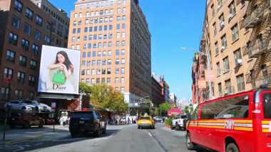 New York, ABD, 9 Ağustos 2025: Soho Manhattan 'da Dior reklam panosu ve sokak hayatı. Manhattan 'da Dior reklam panosu, araba ve yayalar ile SoHo caddesi sahnesi.