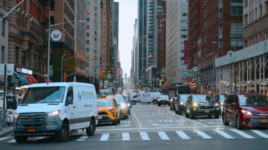 New York, ABD, 8 Ekim 2025: Midtown Bulvarı 'nda yoğun trafik. Arabalar, taksiler ve nakliye araçları Manhattan caddesinde uzun konutlar ve ticari binalarla dolu..