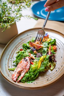 Taze salatadan ıstakoz kaldırıyorum. Sebzeli sebzeli sebzeli sebzeli sebzeli sebzeli sebze salatası.