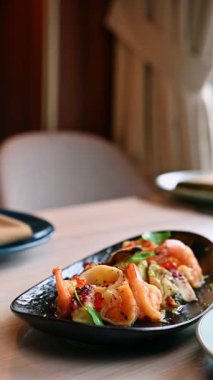 Kırmızı şarap ve gurme biftek. Gurme bifteğin yanında kırmızı şarap, sebzeli ve tabakta püre..