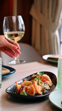 Şık bir sıra boş şarap kadehi. Boş şarap kadehleri restoran içlerindeki ışığı yansıtıyor..