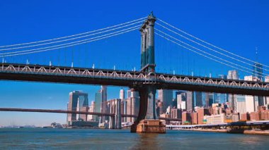 Manhattan Köprüsü ve ufuk çizgisi manzarası. Manhattan Köprüsü 'nün doğu nehri üzerindeki manzarasını kapat..