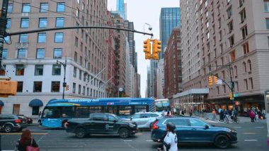 New York, ABD, 28 Ekim 2025: Trafikle dolu Manhattan Caddesi. Otobüsler, arabalar ve Manhattan kavşağındaki insanlar..