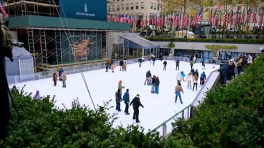 New York, ABD, 8 Kasım 2025: Rockefeller Center 'da sonbahar renkleri. Sonbahar ağaçları ve parlak renkler Rockefeller Merkezi çevresini çevreleyecek.