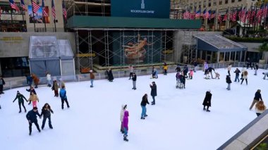 New York, ABD, 8 Kasım 2025: Kış pisti sahnesi Rockefeller Center. Kaykaycılar kış mevsiminde Rockefeller Center buz pistinde süzülüyor.