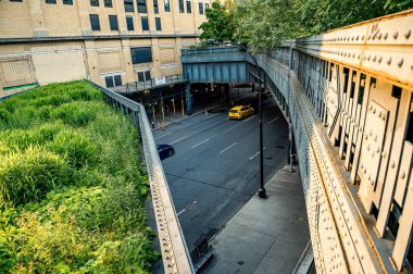 New York, ABD, 8 Ağustos 2025: Şehir caddesinin üzerindeki eğri köprü. Manhattan caddesine bakan eğimli yüksek köprü.