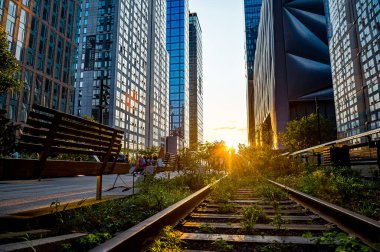 New York, ABD, 8 Ağustos 2025: Sunlit Caddesi yukarıdan görüldü. Akşam güneşi iki sıra yüksek tuğla bina arasında parlıyor