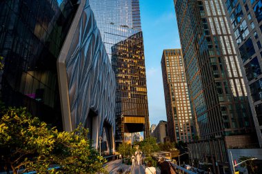 New York, ABD, 8 Ağustos 2025: Sunlit Hudson Yards View. Hudson Metrosu üzerinde akşam ışığı High Line Parkı 'ndan görülüyor..