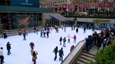 New York, ABD, 8 Kasım 2025: Rockefeller buz pateni pistinde patenler. Manhattan, New York 'taki Rockefeller Center' da aileler ve turistler paten kayıyor.