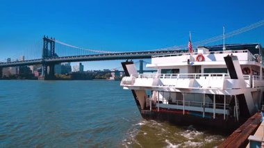 New York, ABD, 8 Kasım 2025 Manhattan Köprüsü manzaralı feribot. Manhattan Köprüsü 'nün altından geçen feribot, Doğu Nehri boyunca hareket ediyor..