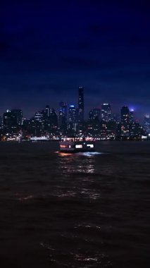 Hudson Nehri 'ni geçen feribot. Hudson Nehri 'nden New York kuleleri manzaralı bir feribot geçiyor..