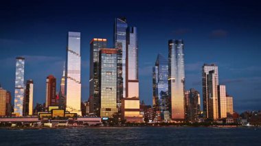 New York, ABD, 8 Kasım 2025: Hudson Yards alacakaranlıkta parlıyor. Hudson Yards kuleleri mavi saat siluetinde sıcak ışıkta parlıyor.