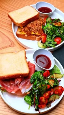Jambonlu tost ve karışık salata. Karışık yeşillik ve domatesle birlikte tost üzerine jambon..