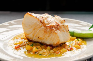 Soğuk Kesikler, Sebzeler ve Ekmekli Rustik Aperatif Tabağı. Bu rustik ahşap tabakta çeşitli soğuk kesimler, dilimlenmiş peynir, çavdar ekmeği ve geleneksel mezeler için ideal turşulu sebzeler yer alıyor..