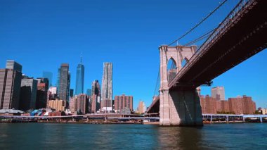 New York, ABD, 5 Aralık 2025: Brooklyn Köprüsü Doğu Nehri üzerinde, Manhattan Skyline ve Clear Blue Sky. Doğu Nehri 'ni kaplayan Brooklyn Köprüsü' nün panoramik manzarası