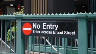 New York, ABD, 5 Aralık 2025: Yeşil Korkuluklara Giriş Yok tabelasına yakın çekim.