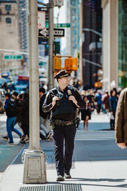 New York, ABD, 9 Ağustos 2025: Şehir merkezinde devriye gezen polis memuru. Aktif şehir koridorunu denetleyen üniformalı bir kamu görevlisi.