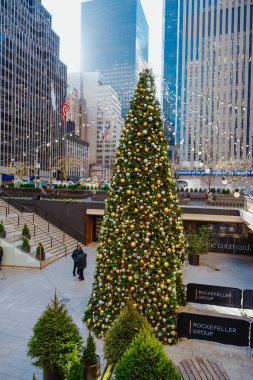 New York, ABD, 9 Aralık 2025: Midtown Plaza 'da Noel ağacı. Manhattan 'daki uzun ticari kuleler arasında mevsimlik ağaç sergileniyor