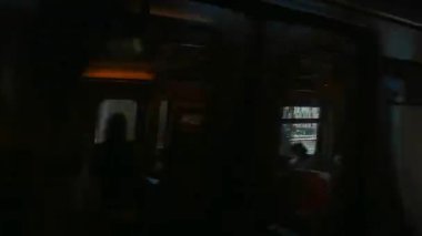 Jersey City, ABD, 1 Temmuz 2025: Tren penceresinden Manhattan manzarası. Manhattan 'ın bulanık şehir manzarası hareket halindeki tren penceresinden görülüyor.