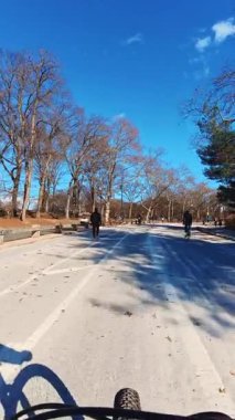 New York, ABD, 12 Aralık 2025, Central Park 'ta kış bisikleti yolu. Bisikletçiler ve aylaklar Central Park 'ta aynı yolu paylaşıyorlar..