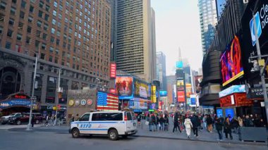 New York, ABD, 28 Aralık 2025 Times Square Crowd with NYPD. Meşgul Times Meydanı yayalar, NYPD polis minibüsü ve Manhattan 'da parlak dijital reklam panoları.