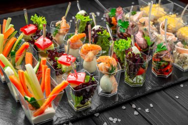 Bir toplantıda açık kaplarda servis edilen farklı atıştırmalıklar. Çeşitli atıştırmalıklar temiz konteynırlara konur..