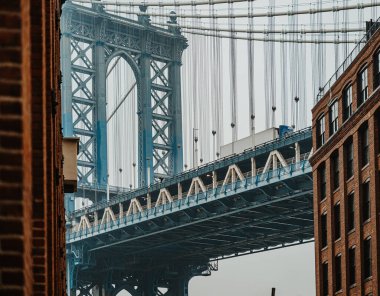 Manhattan Köprüsü 'nün New York' tan geçen kamyon görüntüsü. Bir kamyon bulutlu bir günde Manhattan Köprüsü 'nün üzerinden geçiyor..