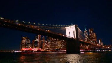 Aşağı Manhattan rıhtımında gece. Manhattan 'ın gece kıyısı manzarası aydınlık gökdelenler ve liman.