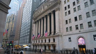 New York, ABD, 15 Ocak 2026 kışın Trinity Kilisesi avlusu. Manhattan 'da tarihi mezarları olan Trinity Kilisesi avlusunun kış manzarası.