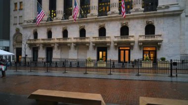New York, ABD, 15 Ocak 2026, Wall Street Borsası. Manhattan 'da Amerikan bayraklı New York Borsası.