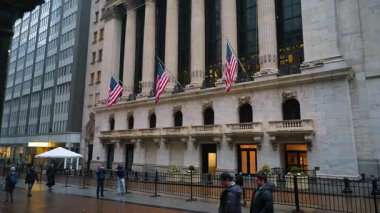 New York, ABD, 24 Aralık 2025, New York Borsası. Wall Street 'te Amerikan bayraklarıyla New York Borsası' nın dış görünüşü