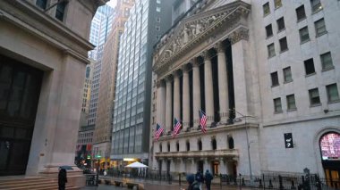 New York, ABD, 28 Aralık 2025 New York Borsa Binası. Manhattan 'da Amerikan bayraklarıyla New York' un tarihi cephesi