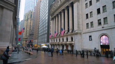 New York, ABD, 24 Aralık 2025: New York Borsası dış görünümü. Manhattan 'da Amerikan bayraklarıyla New York borsasının dış görünüşü.
