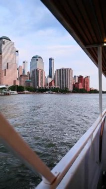 Hudson Nehri 'nden Jersey City rıhtımı silueti. Jersey City rıhtımı ufuk çizgisi ve Hudson Nehri 'ndeki bir tekneden görülen yükseklikler..