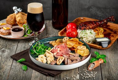 Farklı yemeklerin ve sıcak bir ortamda içkinin tadını çıkarıyorum. İnsanlar çeşitli yiyecekler ve içecekler yemek için bir masanın etrafında toplanıyor, gündelik bir yerde birlikte vakit geçiriyorlar..