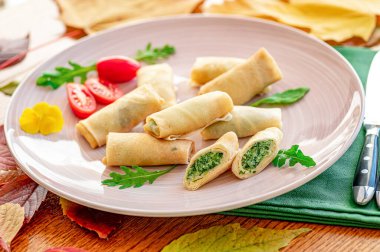 Yeşillik ve vişneli domatesli taze börek..