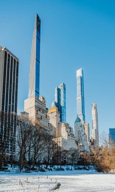Central Park gökdeleninde süper yüksek kuleler var. Manhattan 'ın ortasında, süper yüksek gökdelenler karlı Central Park' ın üzerinde yükseliyor..