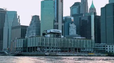 Aşağı Manhattan 'daki 17. rıhtım. 17. rıhtım doğu nehri boyunca uzanır. Aşağı Manhattan silueti.