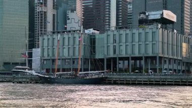 New York, ABD, 8 Ağustos 2025, Manhattan 17. Tarihi yelkenli gemisi Manhattan 'daki Doğu Nehri boyunca 17. İskele' nin yanına yanaştı..